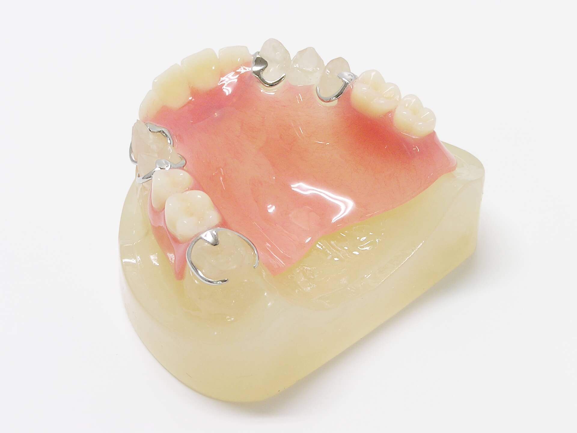 義歯と入れ歯の違いとは？